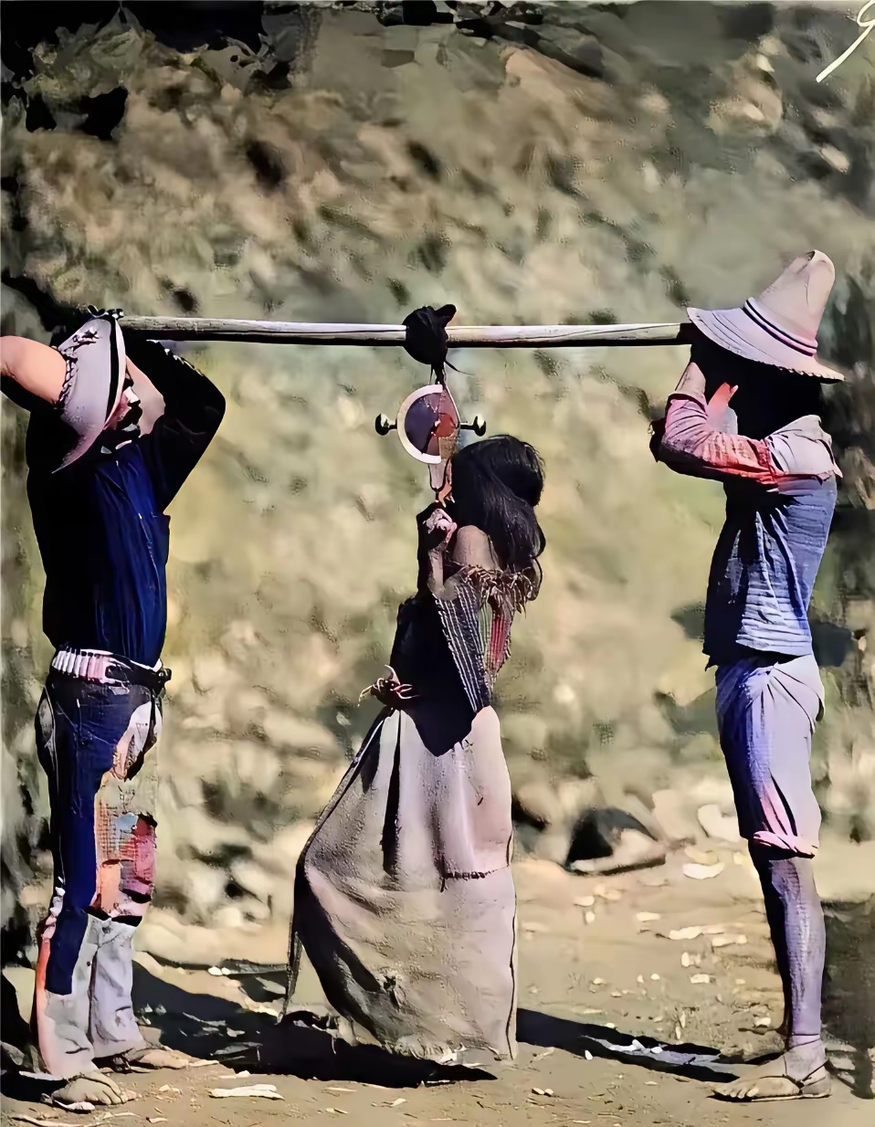 开云体育下载-故事，1890年，一名印第安女奴正如同牲畜般被进行称重出售